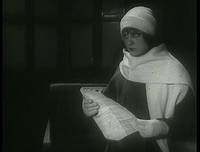 Кадр Девушка с коробкой