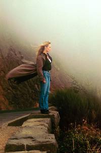 Кадр Клэр, которая упала с луны