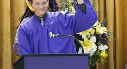 Кадр из фильма "Их перепутали в роддоме" - 2