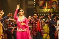 Кадр Ом Шанти Ом