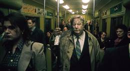 Кадр из фильма "Песни со второго этажа" - 1