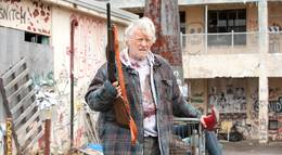 Кадр из фильма "Бомж с дробовиком" - 1