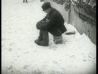 Кадр Девушка с коробкой