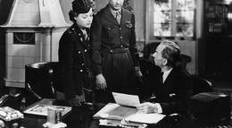 Кадр из фильма "Солдат в юбке" - 1