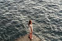 Кадр Дама в очках и с ружьем в автомобиле