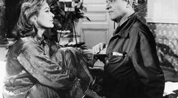 Кадр из фильма "Никогда в воскресенье" - 2