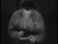 Кадр Девушка с коробкой