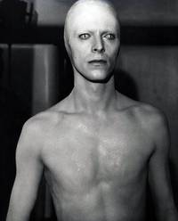 Кадр Человек, который упал на Землю