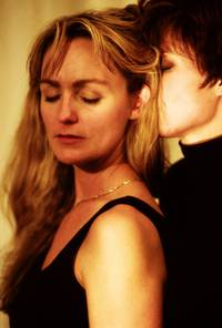 Кадр Клэр, которая упала с луны