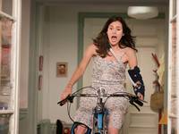 Кадр Девушка на велосипеде