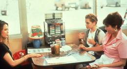 Кадр из фильма "Бензин, еда, жилье" - 2