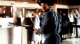 Кадр из фильма "Вдали от дома" - 1