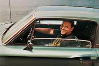 Кадр Дама в очках и с ружьем в автомобиле