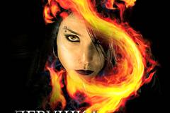 Девушка с татуировкой дракона