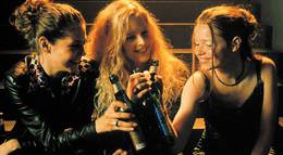 Кадр из фильма "Девочки сверху" - 1