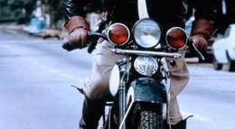 Кадр из фильма "Вооружены и опасны" - 1