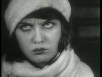 Кадр Девушка с коробкой