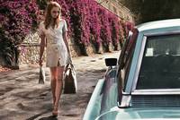 Кадр Дама в очках и с ружьем в автомобиле