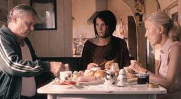 Кадр из фильма "Вынуждающая сила" - 2