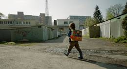 Кадр из фильма "Лучший из миров" - 2