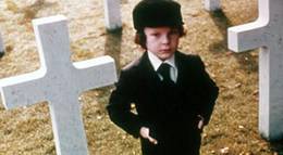 Кадр из фильма "Омен" - 2