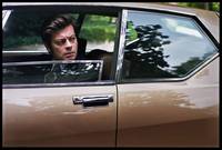 Кадр Дама в очках и с ружьем в автомобиле