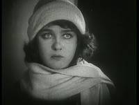 Кадр Девушка с коробкой