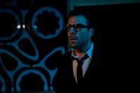 Кадр Девушка входит в бар