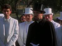 Кадр Коломбо идет на гильотину