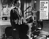 Кадр Добрые сердца и короны