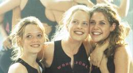 Кадр из фильма "Девочки сверху" - 2