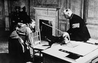 Кадр Палачи тоже умирают