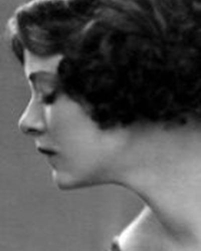 Neyneen Farrell фото