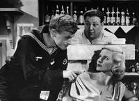 Кадр Акулы и мелкие рыбешки