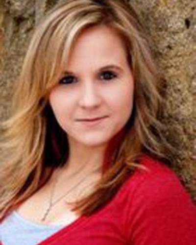 Кара Петерсен фото