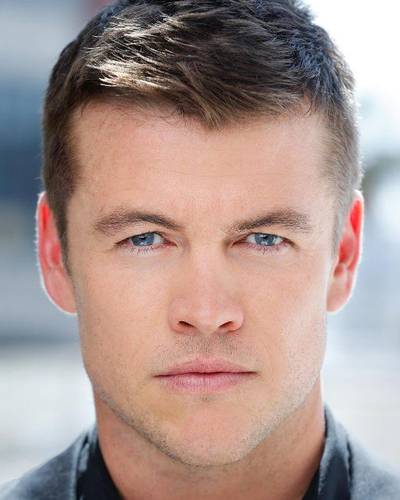Люк Хемсворт фото