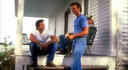 Кадр из фильма "Вдали от дома" - 2