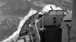 Кадр из фильма "Жестокое море" - 2