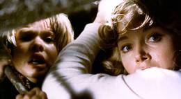 Кадр из фильма "Дом на краю кладбища" - 2