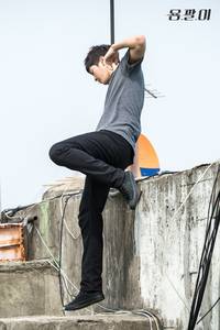 Кадр Ён Паль: Подпольный доктор