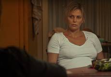 Постер «Талли»: вся тяжесть материнства на лице Шарлиз Терон