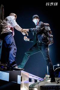 Кадр Ён Паль: Подпольный доктор