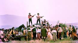 Кадр из фильма "Табор уходит в небо" - 2