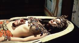 Кадр из фильма "Кровь из гробницы мумии" - 1