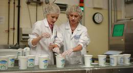 Кадр из фильма "Красотки в молоке" - 1