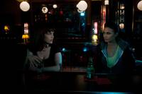 Кадр Девушка входит в бар