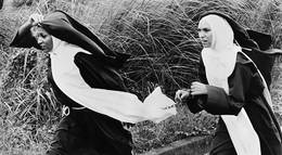 Кадр из фильма "Черная мама, белая мама" - 2