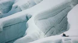 Кадр из фильма "Касаясь пустоты" - 2