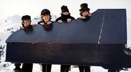 Кадр из фильма "На помощь!" - 2