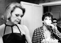 Кадр Парень встречает девушку